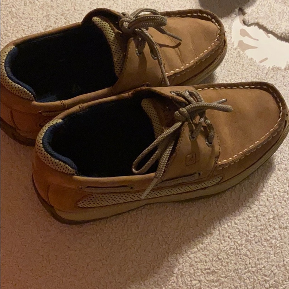 Sperry tennis shoes !